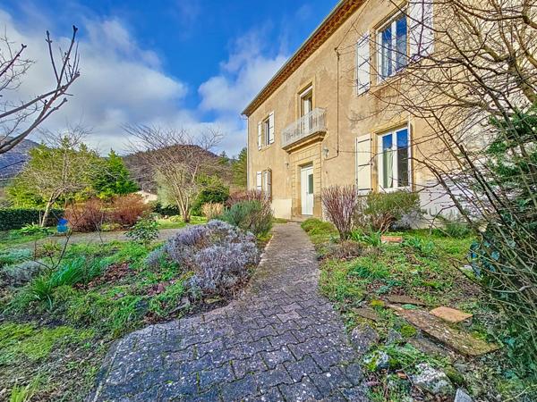 Ancien presbytère aménagé en habitation avec jardin et environnement exceptionnel