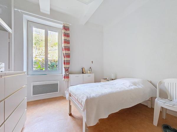 Ancien presbytère aménagé en habitation avec jardin et environnement exceptionnel