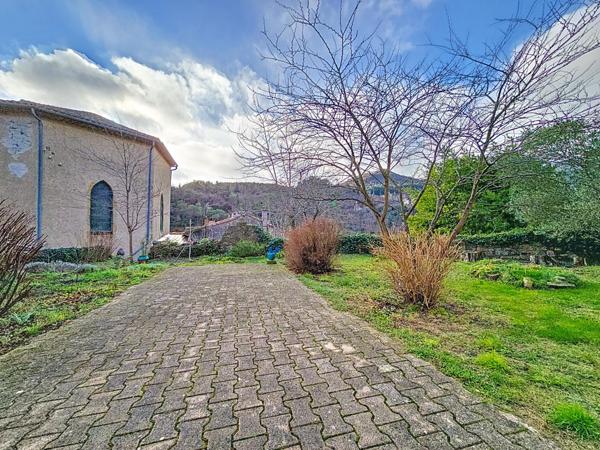 Ancien presbytère aménagé en habitation avec jardin et environnement exceptionnel