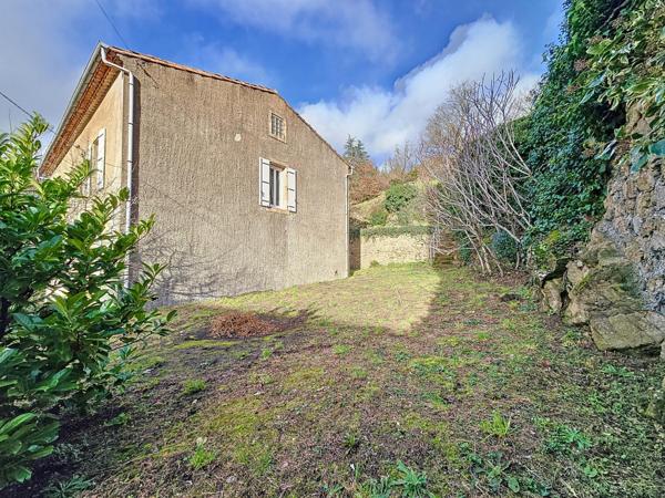 Ancien presbytère aménagé en habitation avec jardin et environnement exceptionnel