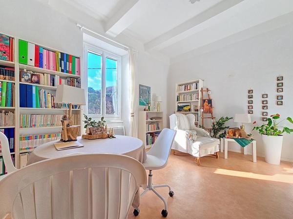 Ancien presbytère aménagé en habitation avec jardin et environnement exceptionnel