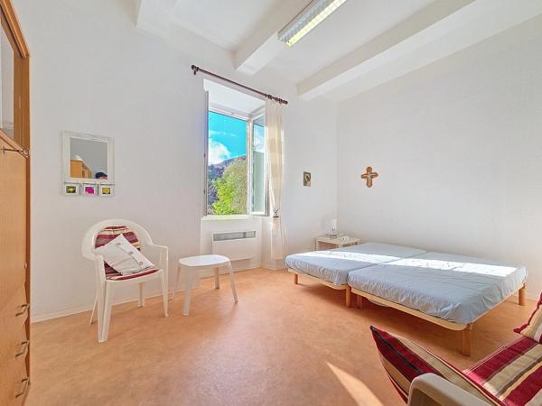 Ancien presbytère aménagé en habitation avec jardin et environnement exceptionnel