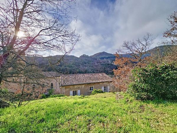 Ancien presbytère aménagé en habitation avec jardin et environnement exceptionnel