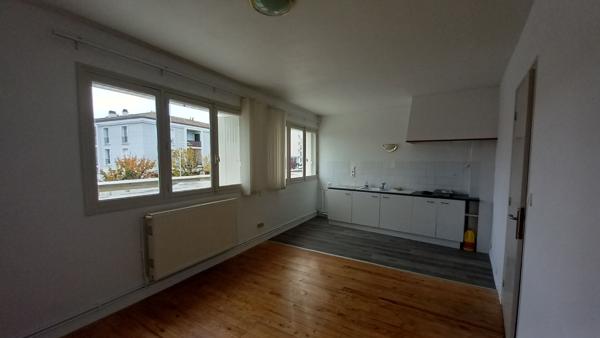 Local professionnel Royan 3 pièce(s) 66.24 m2