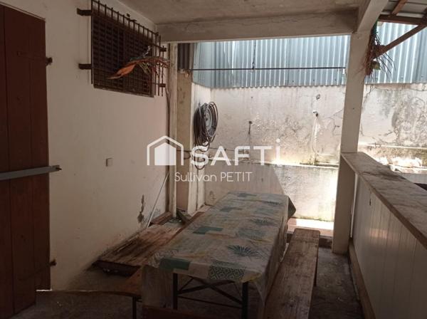 Maison de plain-pied climatisée avec 3 chambres et terrasse, proche de toutes commodités à Saint-Pierre