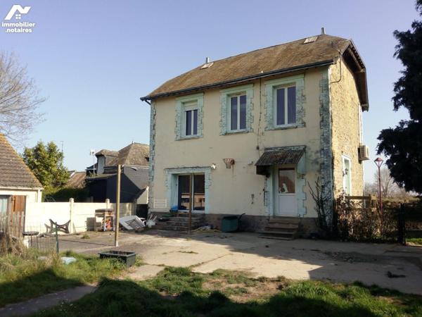 5 min. VILLAINES-LA-JUHEL (53), maison de village sur sous-sol, comprenant entrée ouvrant une c...