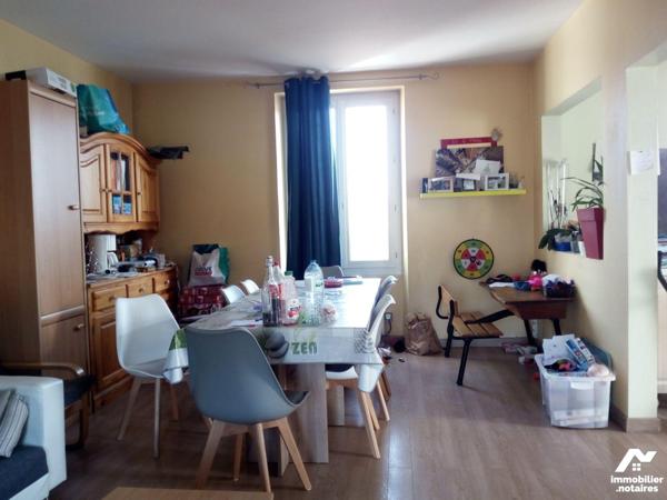 5 min. VILLAINES-LA-JUHEL (53), maison de village sur sous-sol, comprenant entrée ouvrant une c...