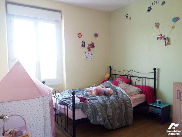 5 min. VILLAINES-LA-JUHEL (53), maison de village sur sous-sol, comprenant entrée ouvrant une c...