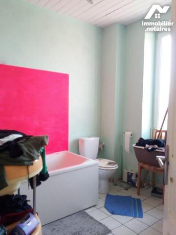 5 min. VILLAINES-LA-JUHEL (53), maison de village sur sous-sol, comprenant entrée ouvrant une c...