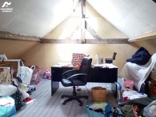 5 min. VILLAINES-LA-JUHEL (53), maison de village sur sous-sol, comprenant entrée ouvrant une c...