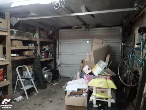 5 min. VILLAINES-LA-JUHEL (53), maison de village sur sous-sol, comprenant entrée ouvrant une c...