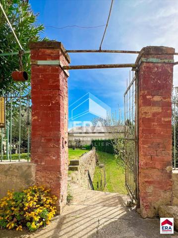 Maison avec beau jardin et dépendances