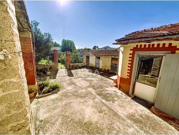 Maison avec beau jardin et dépendances