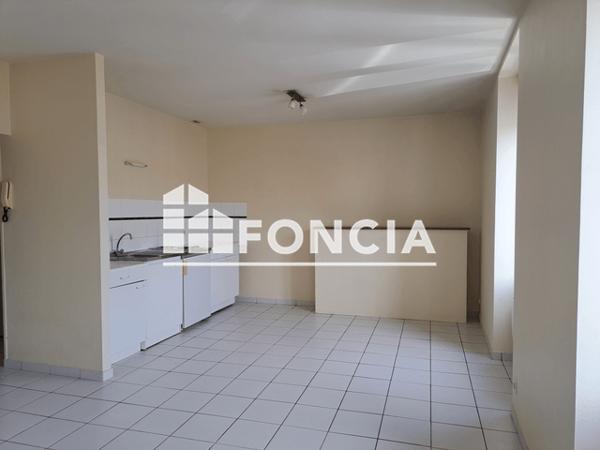 Location Appartement 3 pièces 55 m² - 15 PLACE DU DOCTEUR FRUCHAUD Trementines 49340