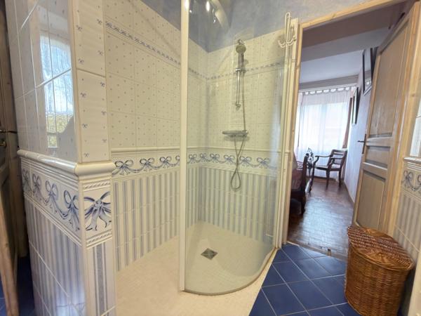 Ferme 9 pièces 260 m2, dépendances 1200 m2