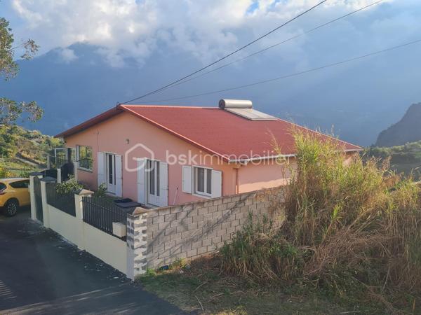Offrez vous une vue imprenable sur les remparts de CILAOS !!!
Je vous propose  en exclusivité a la vente cette jolie maison dans un quartier calme et a proximité de toutes les commodités.
Épicerie a 100 m, école primaire , et arrêt de bus , 5 minutes du centre de CILAOS en voiture.
Bâtie sur une parcelle de 403 m 2 la maison se compose d'un salon/salle a manger de 29 m2 env d'une cuisine de 13 m2 env de 2 cambres de plus de 10 m2et d'une grande salle de bain de 6.50 m2 ,  1 WC séparé 
Le tout est distribué par un couloir traversant .
Une climatisation réversible récemment installée ainsi qu'un chauffe eau solaire sont la pour votre confort. 
Vous profiterez en plus d'une grande varangue de 25 m2 couverte et fermée sur 2 cotés avec son coin typique feu de bois et une vue magnifique pour recevoir famille et amis.
La maison est vendue entièrement meublée et équipée.
Vous pourrez donc soit vous y installer rapidement ou la mettre en location pour la rentabiliser. !!!
NE LAISSEZ PAS PASSEZ CETTE BELLE AFFAIRE ,CONTACTEZ MOI SANS TARDER !