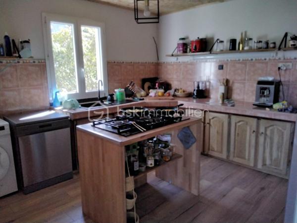 Offrez vous une vue imprenable sur les remparts de CILAOS !!!
Je vous propose  en exclusivité a la vente cette jolie maison dans un quartier calme et a proximité de toutes les commodités.
Épicerie a 100 m, école primaire , et arrêt de bus , 5 minutes du centre de CILAOS en voiture.
Bâtie sur une parcelle de 403 m 2 la maison se compose d'un salon/salle a manger de 29 m2 env d'une cuisine de 13 m2 env de 2 cambres de plus de 10 m2et d'une grande salle de bain de 6.50 m2 ,  1 WC séparé 
Le tout est distribué par un couloir traversant .
Une climatisation réversible récemment installée ainsi qu'un chauffe eau solaire sont la pour votre confort. 
Vous profiterez en plus d'une grande varangue de 25 m2 couverte et fermée sur 2 cotés avec son coin typique feu de bois et une vue magnifique pour recevoir famille et amis.
La maison est vendue entièrement meublée et équipée.
Vous pourrez donc soit vous y installer rapidement ou la mettre en location pour la rentabiliser. !!!
NE LAISSEZ PAS PASSEZ CETTE BELLE AFFAIRE ,CONTACTEZ MOI SANS TARDER !