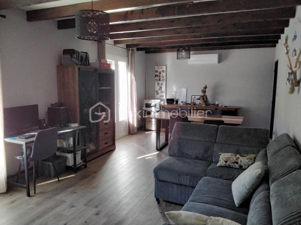 Offrez vous une vue imprenable sur les remparts de CILAOS !!!
Je vous propose  en exclusivité a la vente cette jolie maison dans un quartier calme et a proximité de toutes les commodités.
Épicerie a 100 m, école primaire , et arrêt de bus , 5 minutes du centre de CILAOS en voiture.
Bâtie sur une parcelle de 403 m 2 la maison se compose d'un salon/salle a manger de 29 m2 env d'une cuisine de 13 m2 env de 2 cambres de plus de 10 m2et d'une grande salle de bain de 6.50 m2 ,  1 WC séparé 
Le tout est distribué par un couloir traversant .
Une climatisation réversible récemment installée ainsi qu'un chauffe eau solaire sont la pour votre confort. 
Vous profiterez en plus d'une grande varangue de 25 m2 couverte et fermée sur 2 cotés avec son coin typique feu de bois et une vue magnifique pour recevoir famille et amis.
La maison est vendue entièrement meublée et équipée.
Vous pourrez donc soit vous y installer rapidement ou la mettre en location pour la rentabiliser. !!!
NE LAISSEZ PAS PASSEZ CETTE BELLE AFFAIRE ,CONTACTEZ MOI SANS TARDER !