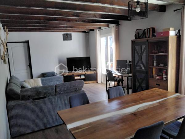 Offrez vous une vue imprenable sur les remparts de CILAOS !!!
Je vous propose  en exclusivité a la vente cette jolie maison dans un quartier calme et a proximité de toutes les commodités.
Épicerie a 100 m, école primaire , et arrêt de bus , 5 minutes du centre de CILAOS en voiture.
Bâtie sur une parcelle de 403 m 2 la maison se compose d'un salon/salle a manger de 29 m2 env d'une cuisine de 13 m2 env de 2 cambres de plus de 10 m2et d'une grande salle de bain de 6.50 m2 ,  1 WC séparé 
Le tout est distribué par un couloir traversant .
Une climatisation réversible récemment installée ainsi qu'un chauffe eau solaire sont la pour votre confort. 
Vous profiterez en plus d'une grande varangue de 25 m2 couverte et fermée sur 2 cotés avec son coin typique feu de bois et une vue magnifique pour recevoir famille et amis.
La maison est vendue entièrement meublée et équipée.
Vous pourrez donc soit vous y installer rapidement ou la mettre en location pour la rentabiliser. !!!
NE LAISSEZ PAS PASSEZ CETTE BELLE AFFAIRE ,CONTACTEZ MOI SANS TARDER !