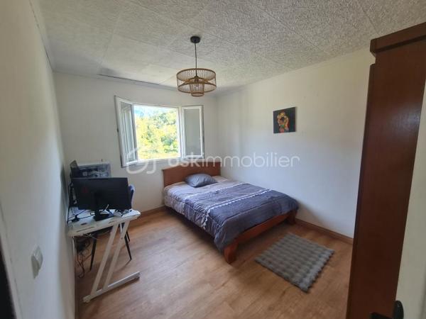 Offrez vous une vue imprenable sur les remparts de CILAOS !!!
Je vous propose  en exclusivité a la vente cette jolie maison dans un quartier calme et a proximité de toutes les commodités.
Épicerie a 100 m, école primaire , et arrêt de bus , 5 minutes du centre de CILAOS en voiture.
Bâtie sur une parcelle de 403 m 2 la maison se compose d'un salon/salle a manger de 29 m2 env d'une cuisine de 13 m2 env de 2 cambres de plus de 10 m2et d'une grande salle de bain de 6.50 m2 ,  1 WC séparé 
Le tout est distribué par un couloir traversant .
Une climatisation réversible récemment installée ainsi qu'un chauffe eau solaire sont la pour votre confort. 
Vous profiterez en plus d'une grande varangue de 25 m2 couverte et fermée sur 2 cotés avec son coin typique feu de bois et une vue magnifique pour recevoir famille et amis.
La maison est vendue entièrement meublée et équipée.
Vous pourrez donc soit vous y installer rapidement ou la mettre en location pour la rentabiliser. !!!
NE LAISSEZ PAS PASSEZ CETTE BELLE AFFAIRE ,CONTACTEZ MOI SANS TARDER !