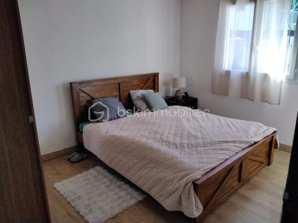 Offrez vous une vue imprenable sur les remparts de CILAOS !!!
Je vous propose  en exclusivité a la vente cette jolie maison dans un quartier calme et a proximité de toutes les commodités.
Épicerie a 100 m, école primaire , et arrêt de bus , 5 minutes du centre de CILAOS en voiture.
Bâtie sur une parcelle de 403 m 2 la maison se compose d'un salon/salle a manger de 29 m2 env d'une cuisine de 13 m2 env de 2 cambres de plus de 10 m2et d'une grande salle de bain de 6.50 m2 ,  1 WC séparé 
Le tout est distribué par un couloir traversant .
Une climatisation réversible récemment installée ainsi qu'un chauffe eau solaire sont la pour votre confort. 
Vous profiterez en plus d'une grande varangue de 25 m2 couverte et fermée sur 2 cotés avec son coin typique feu de bois et une vue magnifique pour recevoir famille et amis.
La maison est vendue entièrement meublée et équipée.
Vous pourrez donc soit vous y installer rapidement ou la mettre en location pour la rentabiliser. !!!
NE LAISSEZ PAS PASSEZ CETTE BELLE AFFAIRE ,CONTACTEZ MOI SANS TARDER !