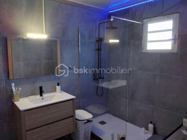 Offrez vous une vue imprenable sur les remparts de CILAOS !!!
Je vous propose  en exclusivité a la vente cette jolie maison dans un quartier calme et a proximité de toutes les commodités.
Épicerie a 100 m, école primaire , et arrêt de bus , 5 minutes du centre de CILAOS en voiture.
Bâtie sur une parcelle de 403 m 2 la maison se compose d'un salon/salle a manger de 29 m2 env d'une cuisine de 13 m2 env de 2 cambres de plus de 10 m2et d'une grande salle de bain de 6.50 m2 ,  1 WC séparé 
Le tout est distribué par un couloir traversant .
Une climatisation réversible récemment installée ainsi qu'un chauffe eau solaire sont la pour votre confort. 
Vous profiterez en plus d'une grande varangue de 25 m2 couverte et fermée sur 2 cotés avec son coin typique feu de bois et une vue magnifique pour recevoir famille et amis.
La maison est vendue entièrement meublée et équipée.
Vous pourrez donc soit vous y installer rapidement ou la mettre en location pour la rentabiliser. !!!
NE LAISSEZ PAS PASSEZ CETTE BELLE AFFAIRE ,CONTACTEZ MOI SANS TARDER !