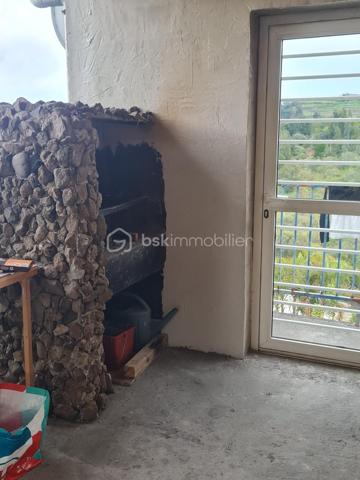 Offrez vous une vue imprenable sur les remparts de CILAOS !!!
Je vous propose  en exclusivité a la vente cette jolie maison dans un quartier calme et a proximité de toutes les commodités.
Épicerie a 100 m, école primaire , et arrêt de bus , 5 minutes du centre de CILAOS en voiture.
Bâtie sur une parcelle de 403 m 2 la maison se compose d'un salon/salle a manger de 29 m2 env d'une cuisine de 13 m2 env de 2 cambres de plus de 10 m2et d'une grande salle de bain de 6.50 m2 ,  1 WC séparé 
Le tout est distribué par un couloir traversant .
Une climatisation réversible récemment installée ainsi qu'un chauffe eau solaire sont la pour votre confort. 
Vous profiterez en plus d'une grande varangue de 25 m2 couverte et fermée sur 2 cotés avec son coin typique feu de bois et une vue magnifique pour recevoir famille et amis.
La maison est vendue entièrement meublée et équipée.
Vous pourrez donc soit vous y installer rapidement ou la mettre en location pour la rentabiliser. !!!
NE LAISSEZ PAS PASSEZ CETTE BELLE AFFAIRE ,CONTACTEZ MOI SANS TARDER !