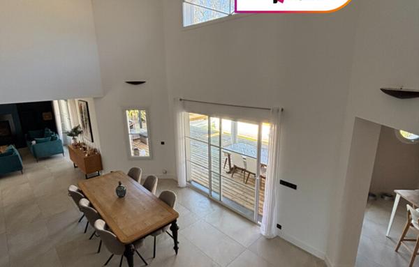 Maison 6 pièces rénovée avec piscine et grand terrain de 1262 m2  Emplacement privilégié en centre