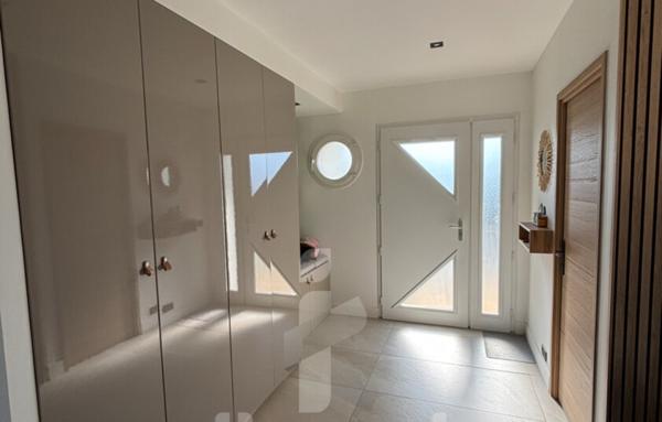 Maison 6 pièces rénovée avec piscine et grand terrain de 1262 m2  Emplacement privilégié en centre