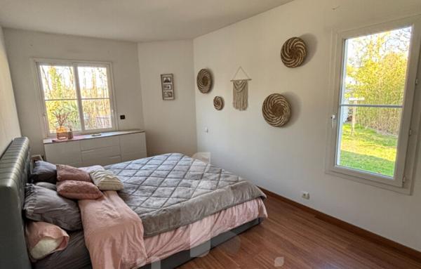 Maison 6 pièces rénovée avec piscine et grand terrain de 1262 m2  Emplacement privilégié en centre