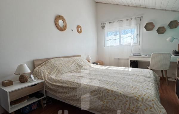 Maison 6 pièces rénovée avec piscine et grand terrain de 1262 m2  Emplacement privilégié en centre