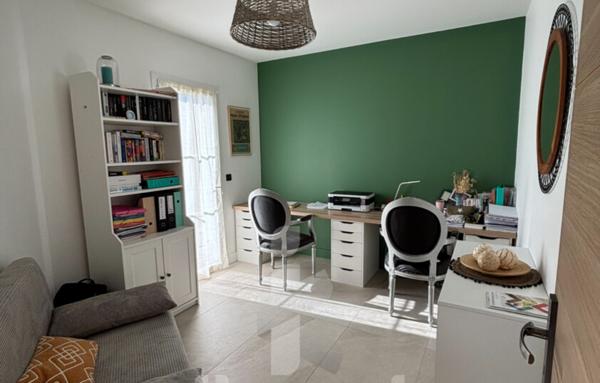 Maison 6 pièces rénovée avec piscine et grand terrain de 1262 m2  Emplacement privilégié en centre