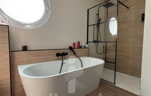 Maison 6 pièces rénovée avec piscine et grand terrain de 1262 m2  Emplacement privilégié en centre