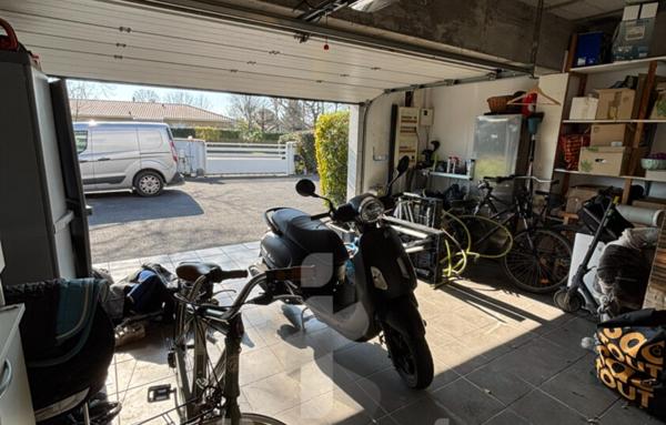 Maison 6 pièces rénovée avec piscine et grand terrain de 1262 m2  Emplacement privilégié en centre