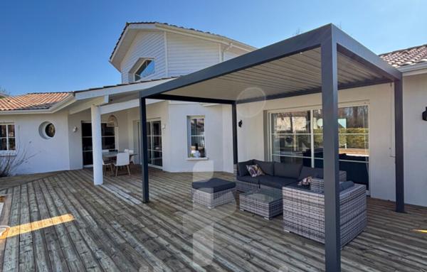 Maison 6 pièces rénovée avec piscine et grand terrain de 1262 m2  Emplacement privilégié en centre