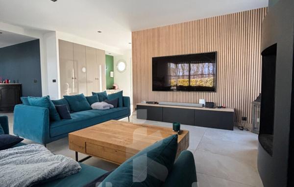 Maison 6 pièces rénovée avec piscine et grand terrain de 1262 m2  Emplacement privilégié en centre