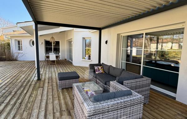 Maison 6 pièces rénovée avec piscine et grand terrain de 1262 m2  Emplacement privilégié en centre