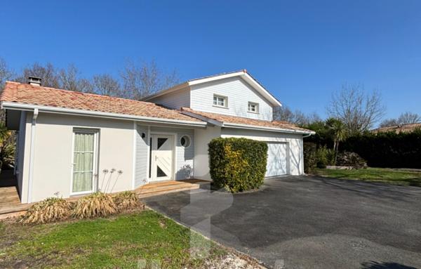 Maison 6 pièces rénovée avec piscine et grand terrain de 1262 m2  Emplacement privilégié en centre