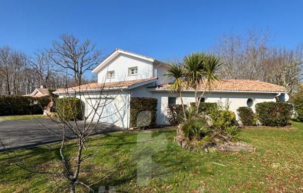 Maison 6 pièces rénovée avec piscine et grand terrain de 1262 m2  Emplacement privilégié en centre