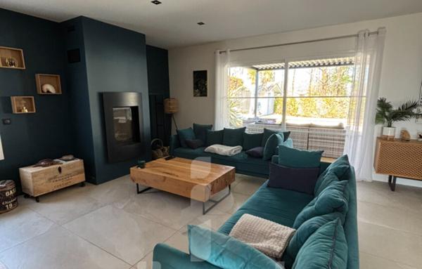 Maison 6 pièces rénovée avec piscine et grand terrain de 1262 m2  Emplacement privilégié en centre