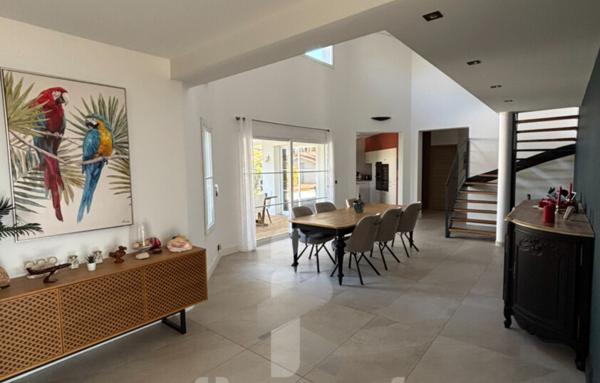 Maison 6 pièces rénovée avec piscine et grand terrain de 1262 m2  Emplacement privilégié en centre