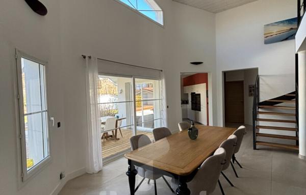 Maison 6 pièces rénovée avec piscine et grand terrain de 1262 m2  Emplacement privilégié en centre