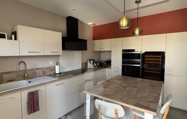 Maison 6 pièces rénovée avec piscine et grand terrain de 1262 m2  Emplacement privilégié en centre