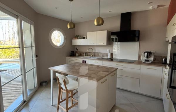 Maison 6 pièces rénovée avec piscine et grand terrain de 1262 m2  Emplacement privilégié en centre