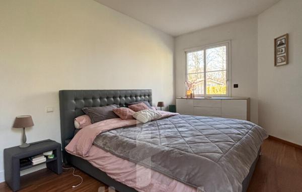 Maison 6 pièces rénovée avec piscine et grand terrain de 1262 m2  Emplacement privilégié en centre