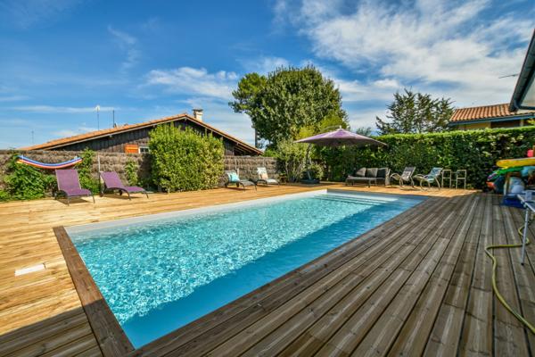 Villa de plain-pied avec 4 chambres et piscine