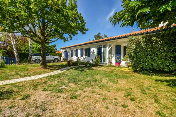 Villa de plain-pied avec 4 chambres et piscine