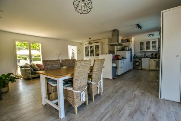 Villa de plain-pied avec 4 chambres et piscine