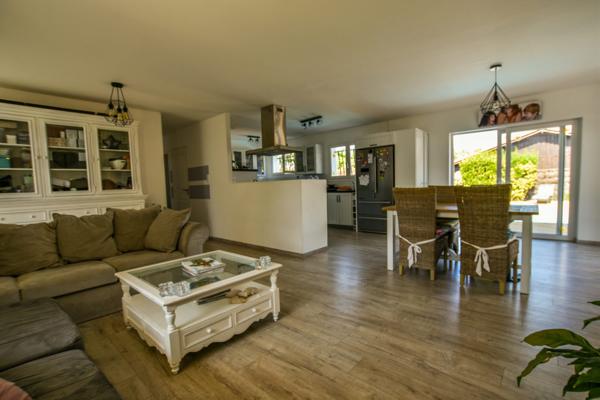 Villa de plain-pied avec 4 chambres et piscine