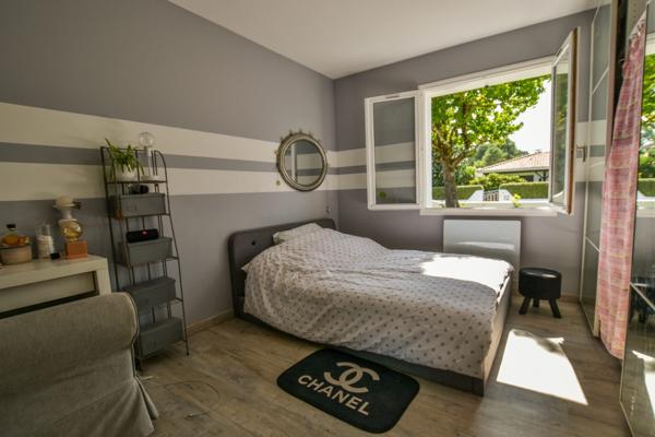 Villa de plain-pied avec 4 chambres et piscine